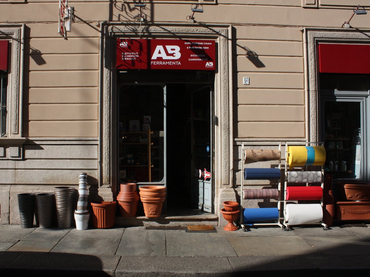 La vetrina di A.B. Ferramenta in Via Andrea Doria 17 a Torino