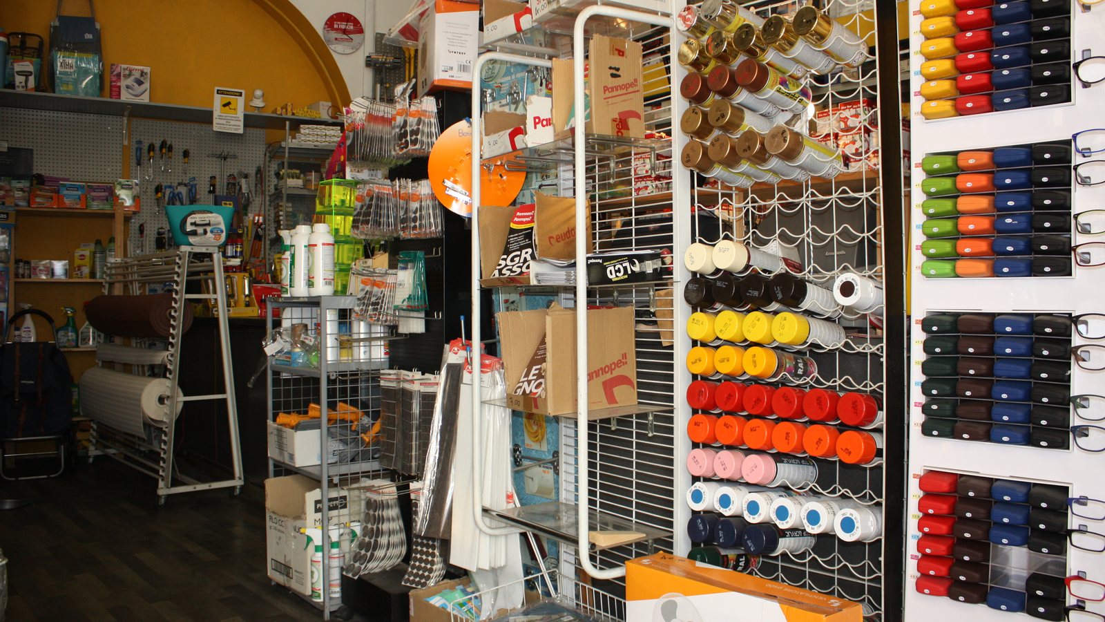Gli scaffali di A.B. Ferramenta: colori, casalinghi, utensili e minuteria